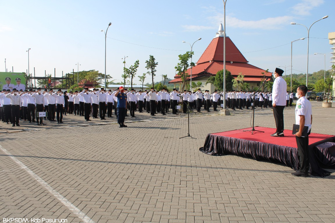 PENYERAHAN SK PENGANGKATAN PEGAWAI PEMERINTAH DENGAN PERJANJIAN KERJA (PPPK) GURU TAHAP II TAHUN ANGGARAN 2021 OLEH BUPATI PASURUAN