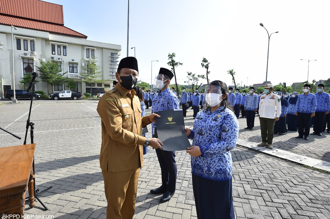 PENYERAHAN SK CALON PEGAWAI NEGERI SIPIL (CPNS) MENJADI PEGAWAI NEGERI SIPIL (PNS) DI LINGKUNGAN PEMERINTAH KABUPATEN PASURUAN FORMASI TAHUN ANGGARAN 2019